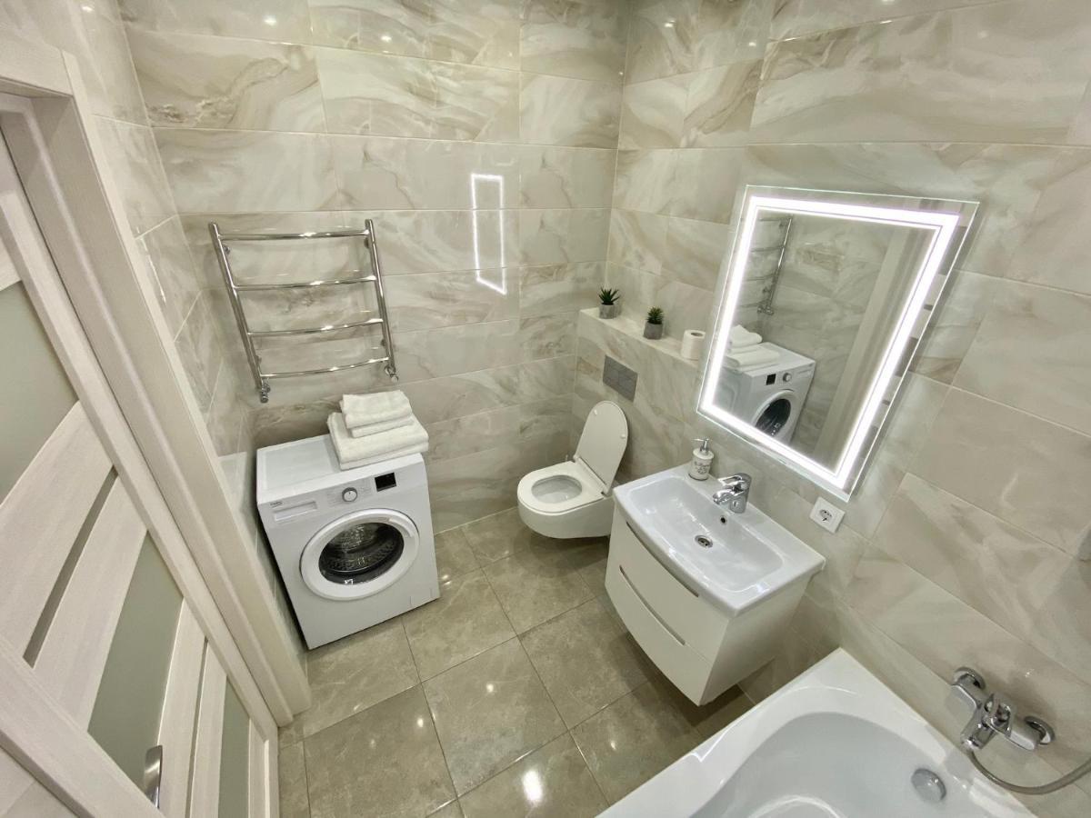 Люкс Апартаменти В Жк Театральному.Центр Міста Rivne Exteriör bild